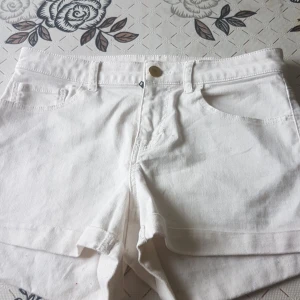 Vita shorts  - Ett par fina shorts som helt nya. Kunde inte använda de begrund av små storlek. Köpt på H&M. ( kan frakta)