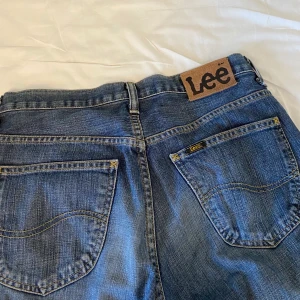Lee bootcut - Frakt: 66kr💞 hör av dig om du är intresserad💞 senaste bud: 180kr💞 midjemått: 80 cm (runt hela) innerbenslängd: 81cm 