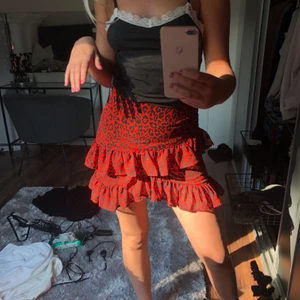 Super fin röd volang kjol❤️❤️ - Super söt och fin volang kjol i röd leopard mönster❤️❤️🐆köpt på bikbok i storlek S