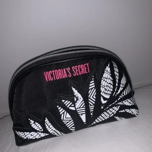 Victoria secret necessär - Har ingen användning av den. Jätte fin och äkta. Den är inte stor och inte jätte liten heller.