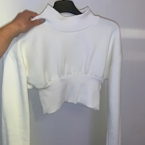 boohoo sweatshirt  - en sweatshirt i kortare längd ifrån boohoo. skit cool i storlek S