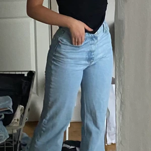 Blå zara jeans - Snygga vida zara jeans i bra skick, använda en gång så de är som nya. Skriv privat för fler bilder, säljer ändats om jag får ett bra bud. Buda från 300kr