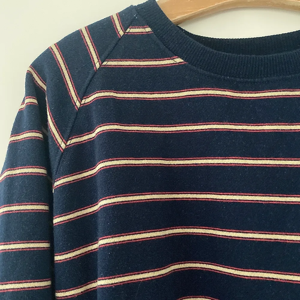 Fin och jättemysig sweatshirt som inte kommer till användning.💝 Köpt på pop Stockholm (vintage) för 250. Använd fåtal gånger så kvalitén är på topp förutom Pyttelite(!) nopprig! Mönstret syns på sista . Tröjor & Koftor.