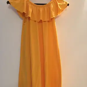 En fin ”senaps-gul” klänning med volang! Går att ha som off-sholder men även utan! Älskar denna klänning men har tyvärr växt ur den! Frakt tillkommer 💫