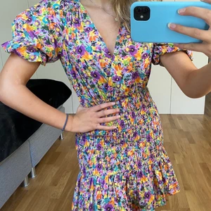 Sommarklänning  - En ssååå fin blommig klänning från zara, sitter väldigt bra på alla kroppar! Aldrig använd så är i det bästa skicket