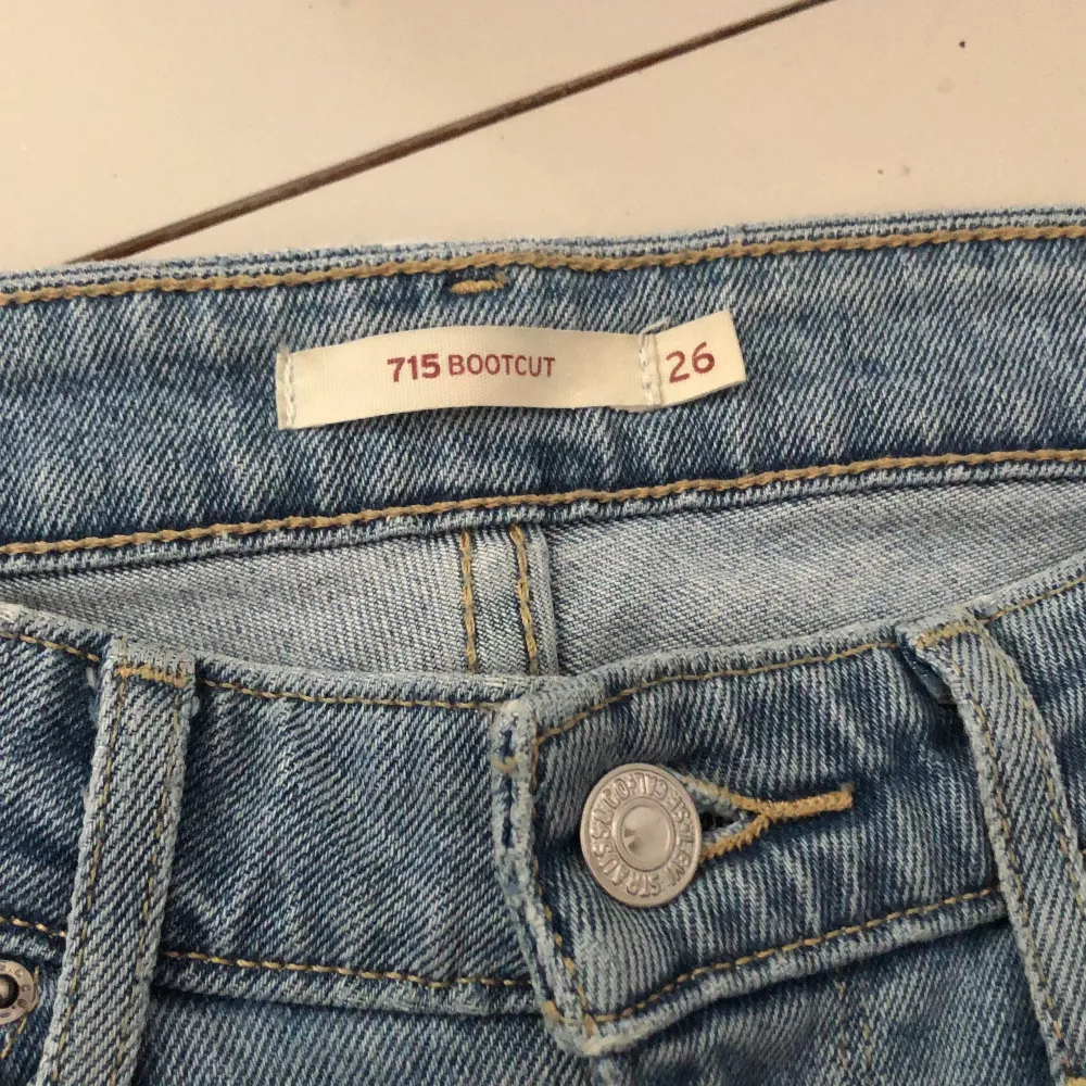 Ett par bootcut jeans från Levis (inte så bred bootcut), nästan helt oanvända! Storlek 26 men skulle säga att de är små i storleken. köparen betalar frakten💓💓 . Jeans & Byxor.