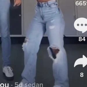 Populära H&m jeans - Säljer mina jeans som ej kommer t använing. Jag är 168 och ni ser på andra bilden hur dem sitter på mig. Väldigt populära ocy slutsålda nästan överallt. 
