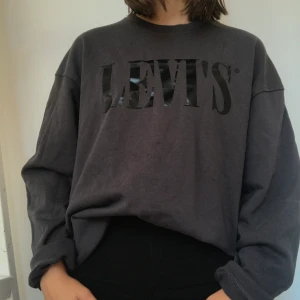 Levis tjocktröja - Detta är en intressekoll då jag inte är säker på ifall jag vill sälja eller inte. Kom med egna bud!!!! Frakt tillkommer. Visas på en s. Tröjan är i toppenskick