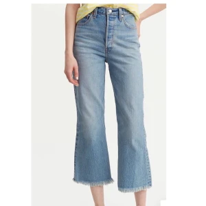 Levis ribcage cropped flare jeans - Skitsnygga Levis jeans i strl w25 l26. Slutar lite över ankeln på mig som är 167. Använda ett fåtal gånger. Skriv för fler bilder. Frakt ingår i priset. Nypris: 1145 kr.💕