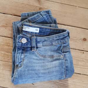 Blå jeans har en bra passform använt 2 gånger en fläck på ena benet som ni ser på 2 bilden man märker inte av den köparen står för frakten