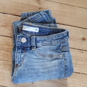 Jeans - Blå jeans har en bra passform använt 2 gånger en fläck på ena benet som ni ser på 2 bilden man märker inte av den köparen står för frakten