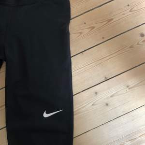 Helt vanliga svarta Nike PRO tights i storlek s. I använt men fint skick, lite noppriga vid insidan av resårbandet  men annars inga fel! Supersnygga, säljer pga för små 