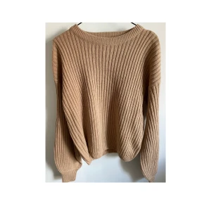 Stickad tröja från NA-KD!  - Säljer denna jättefina stickade tröjan från NA-KD. Lite oversized på mig som har M i denna sortens tröjor. Inte mycket använd alls, så i nyskick. 