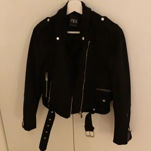 Bikerjacket Zara - Jacka från zara💜💜⚡️⚡️ nästan inte alls använd. Skriv till mig och buda!! Stl 34 köptes för 599kr för ett år sedan men knappt använd! 💕💕 skriv till mig för att buda, budgivning avslutas söndag 12:00