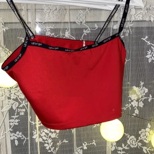 Levi’s top - Storlek s•röd topp från Levis i lite sportaktigare material men är till vardagsklädsel.• fråg ca 44kr 