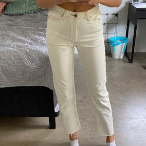 Supersnygga begie/vita stuprörs jeans!! Använda några få gånger. Storlek: W32/34                                                  skriv vid intresse💓