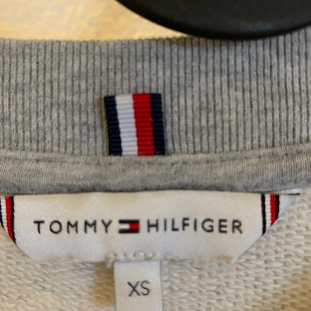 Unisex tröja från Tommy Hilfiger, strl XS men passar mer som en S.. Tröjor & Koftor.