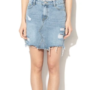 Hålig jeanskjol från Vila! - Hålig jeanskjol från Vila. Storlek xs! Använd Max 10 gånger! Frakt tillkommer.