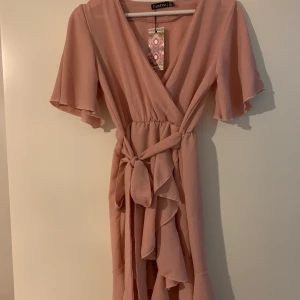 Klänning från boohoo - Helt ny klänning från boohoo säljer pga för liten för mig! Storlek 34/36. 200 kr inkl frakt! OBS! Bild nr 1 ger en mer sann färg på klänningen! 
