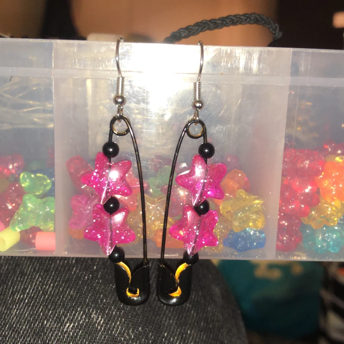 svarta örhängen med stjärna!