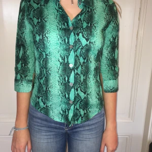 Grön ormskinn skjorta - Supersnygg ormskinn