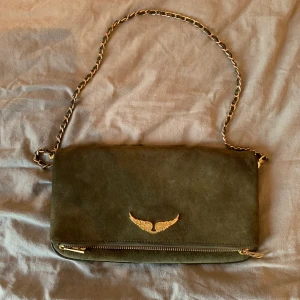 Zadig & Voltaire väska - Zadig & Voltaire Rock Suede Bag grön, i gott skick. Saknar längre kedja. Nypris 3000kr, säljer för 1700kr <3