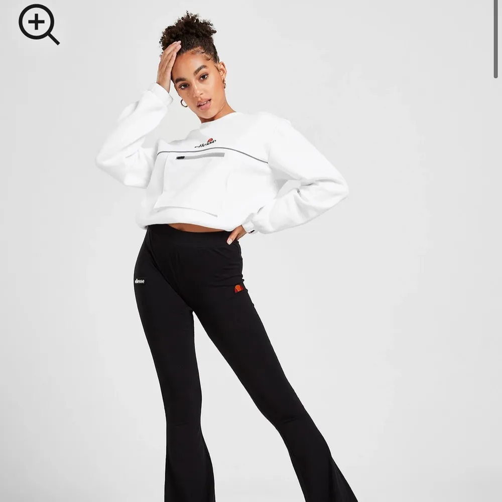 Ellesse bootcut byxor aldrig använda, säljes pågrund av att dom är för små för mig. Dom är i storlek xs . Jeans & Byxor.