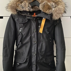 Parajumper jacka - Säljer min äkta Parajumper jacka för bra pris. Den är i stl XS, S i modellen Doris. Använd ett fåtal gånger förra vintern, den är i bra skick. Det billiga priset då jag försökt bli av med den ett tag nu.