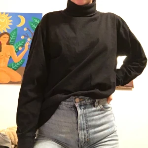 Svart polotröja!  - Säljer denna basic svarta oversized polotröja köpt på humana! Superskön och fint skick:) hittar ingen storlek men gissar på S/M! Kan mötas i Stockholm och annars står köparen för frakt☺️