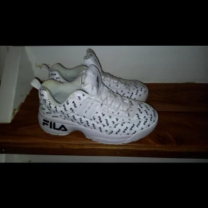 Fila skor  - Säljer nu mina skor som jag älskar, men tyvärr är för stora. Använda en gång så de är ej slitna. 