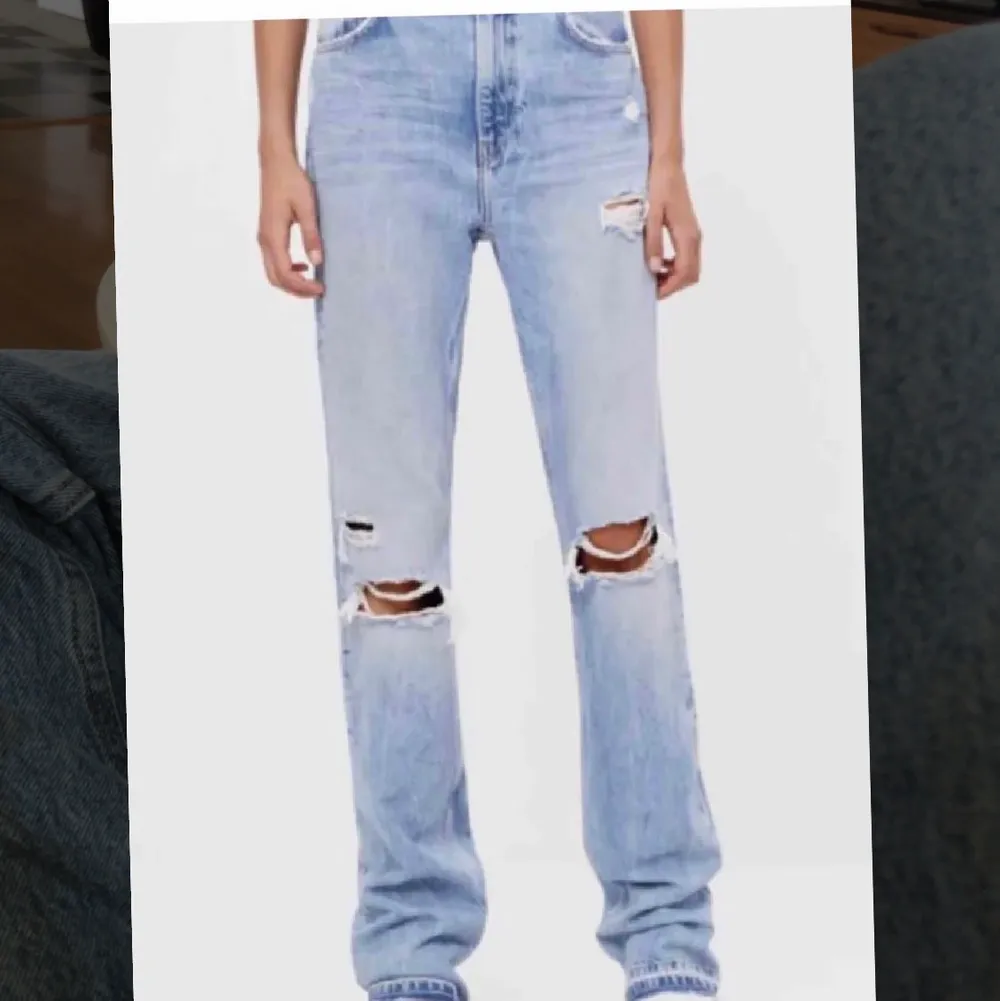 Säljer dessa svin snygga populära jeansen då jag är i behov av pengar. SNYGGASTE jeansen gör ont att behöva sälja. Buda från 300kr🤍🦋 . Jeans & Byxor.