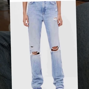 Svin snygga jeans  - Säljer dessa svin snygga populära jeansen då jag är i behov av pengar. SNYGGASTE jeansen gör ont att behöva sälja. Buda från 300kr🤍🦋 