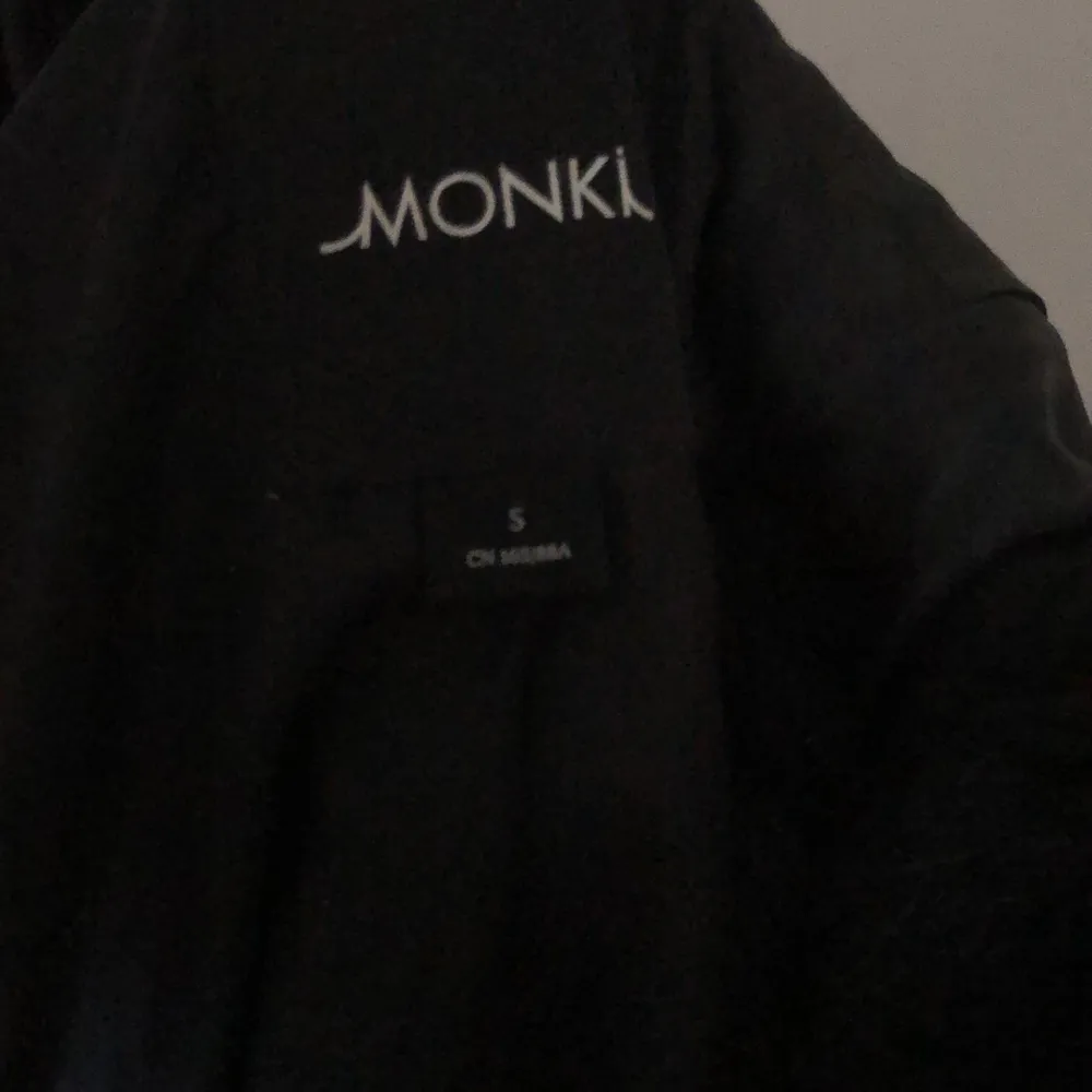Säljer denna jättemysiga pälsjacka från monki, org pris 1000kr köpt förra året och använd 2 gånger, nyskick. Säljer då jag inte använder den. Storlek S men passar mig som är M. Jackor.