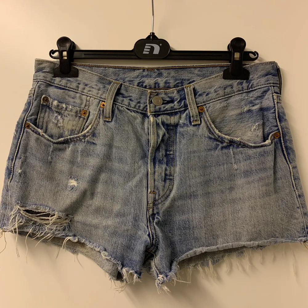 Ljusblåa jeansshorts från Levi’s💙 Storlek 27 i midjan, frakt tillkommer . Shorts.
