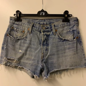 Jeansshorts från Levi’s - Ljusblåa jeansshorts från Levi’s💙 Storlek 27 i midjan, frakt tillkommer 