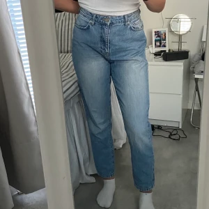 Jeans - Snygga blåa jeans från Gina Tricot! Väldigt sköna men kommer tyvärr inte så mycket till användning. Nypris 499, säljer för 150kr + frakt