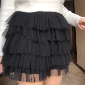 Volangkjol  - Söt volangkjol från Zara barnavdelning som jag har haft i ca 2 år. Använd 2 gånger och man kan både vika upp kanten så den blir kortare + ha den ”som vanligt”. Passar mig som är 171 cm perfekt och har strl S!🌟 Pris kan diskuteras, buda! 