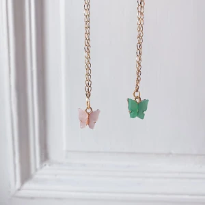 Egengjorda halsband - Säljer egengjora halsband i en blågrön och en ljusrosa färg. Halsbanden kostar 125kr inklusive frakt 🤍🦋🦋 kolla in min insta för fler smycken @jwlbylova