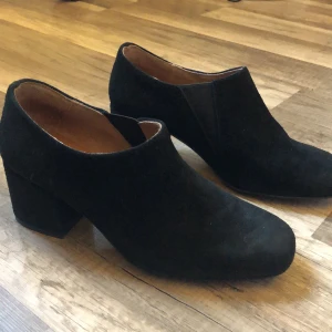 Sixty Seven skor - Sixty seven skor i svart mocka. Använd ett fåtal gånger. Storlek 36. Nypris 1300kr