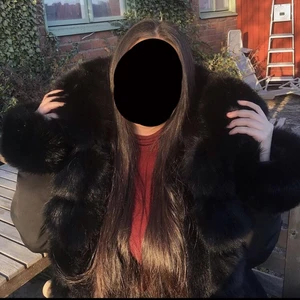 Fatima parka  - Fatima parka i väldigt bra skick.  Storlek: L men mindre i storleken så skulle säga det passar M lika bra. Det går även att dra åt midjan för mer figursydd form.  Fick i julklapp förra året men endast använt fåtal gånger, den har blivit för stor för mig. Äkta päls som är väldigt fluffigt  och fin. Det går även att sära på jackan i flera delar därför är pälsen avtagbar. Ny pris ligger på ca 4000kr. Kom privat för flera bilder. Pris kan diskuteras vid snabb äffär🙂