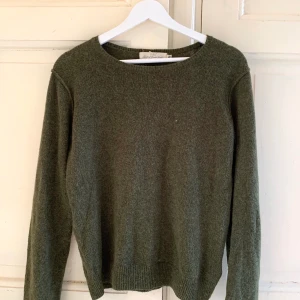 Mörkgrön stickad tröja  - Jättefin mörkgrön stickad tröja från H&M i bra skick. Storlek S