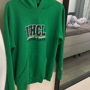 Skitcool grön hoodie med UHCL tryck, köpt här på Plick. Storlek XL barn men passar dam s typ