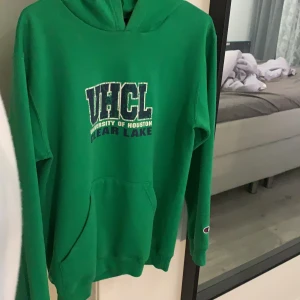Hoodie med tryck - Skitcool grön hoodie med UHCL tryck, köpt här på Plick. Storlek XL barn men passar dam s typ