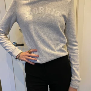 Grå Morris Sweatshirt - Jättesnygg ljusgrå sweatshirt från Morris. Den är endast använd ett fåtal gånger. Den är i storlek XS dock stor i storleken. Jag kan mötas i Helsingborg annars står köparen för frakten. Priset kan förhandlas🤍🤍🤍