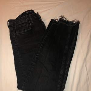 Svarta / gråa jeans från Zara i storlek 36. De är normala i längden på mig som är 170. Alltså ankellånga och inte ned till marken.  Är i bra skick då de ej är använda många gånger.   Möts upp i Solna, Stockholm eller fraktar