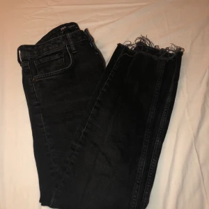 Zara raka jeans - Svarta / gråa jeans från Zara i storlek 36. De är normala i längden på mig som är 170. Alltså ankellånga och inte ned till marken.  Är i bra skick då de ej är använda många gånger.   Möts upp i Solna, Stockholm eller fraktar