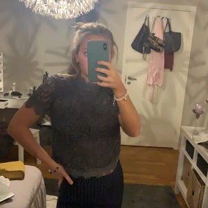 Zara blus - Säljer nu min gråa spets blus, jättebra skick, skriv för fler bilder❤️