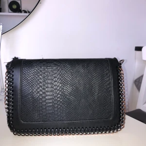 Axelremsväska - Frakt ingår inte. 