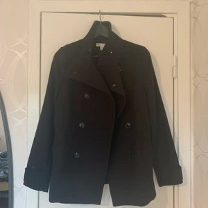 Svart kappa från H&M storlek 38 - Kort svart kappa 
