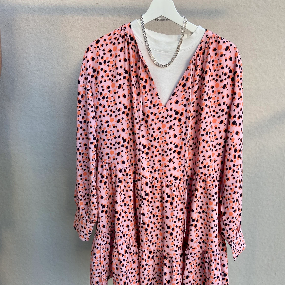 Prickig färgglad klänning - 90